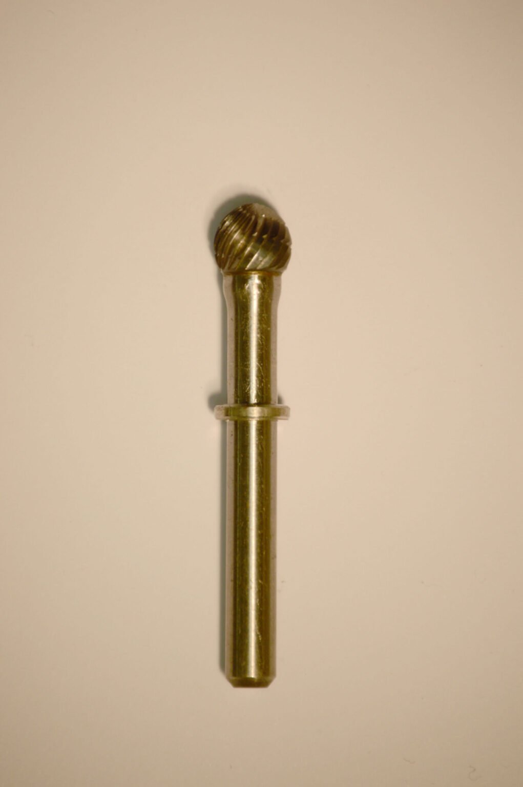 Abbott-Robinson™ Dust Shield Burs 1/4″ Shank, 3/8″ Head Lathe Burs3/8" Ball (G3/8) Dual Cut Regular HP Carbide Bur
